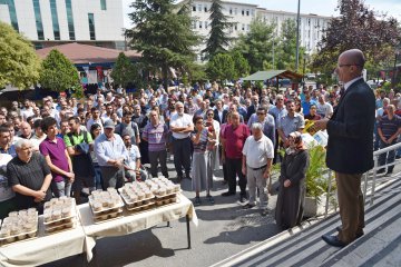Üniversitemizde Rektör Hocamız Eşliğinde Aşure Dağıtımı Yapıldı